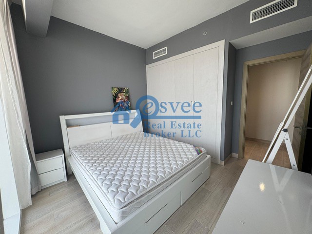 {i.property_images.first.image.alt}}