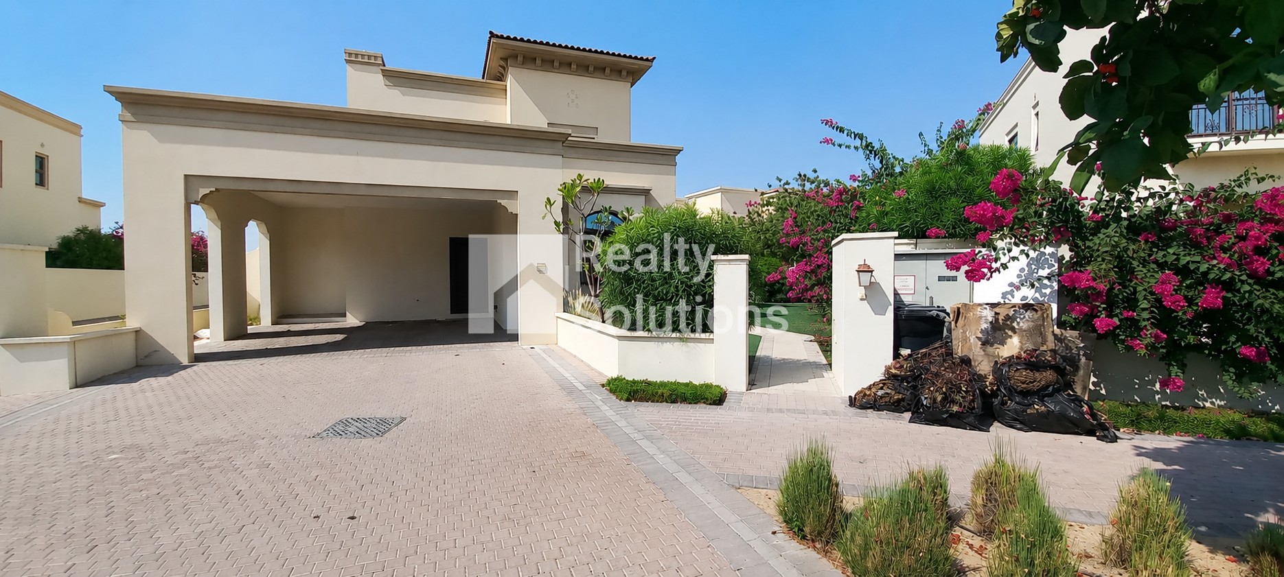 {i.property_images.first.image.alt}}