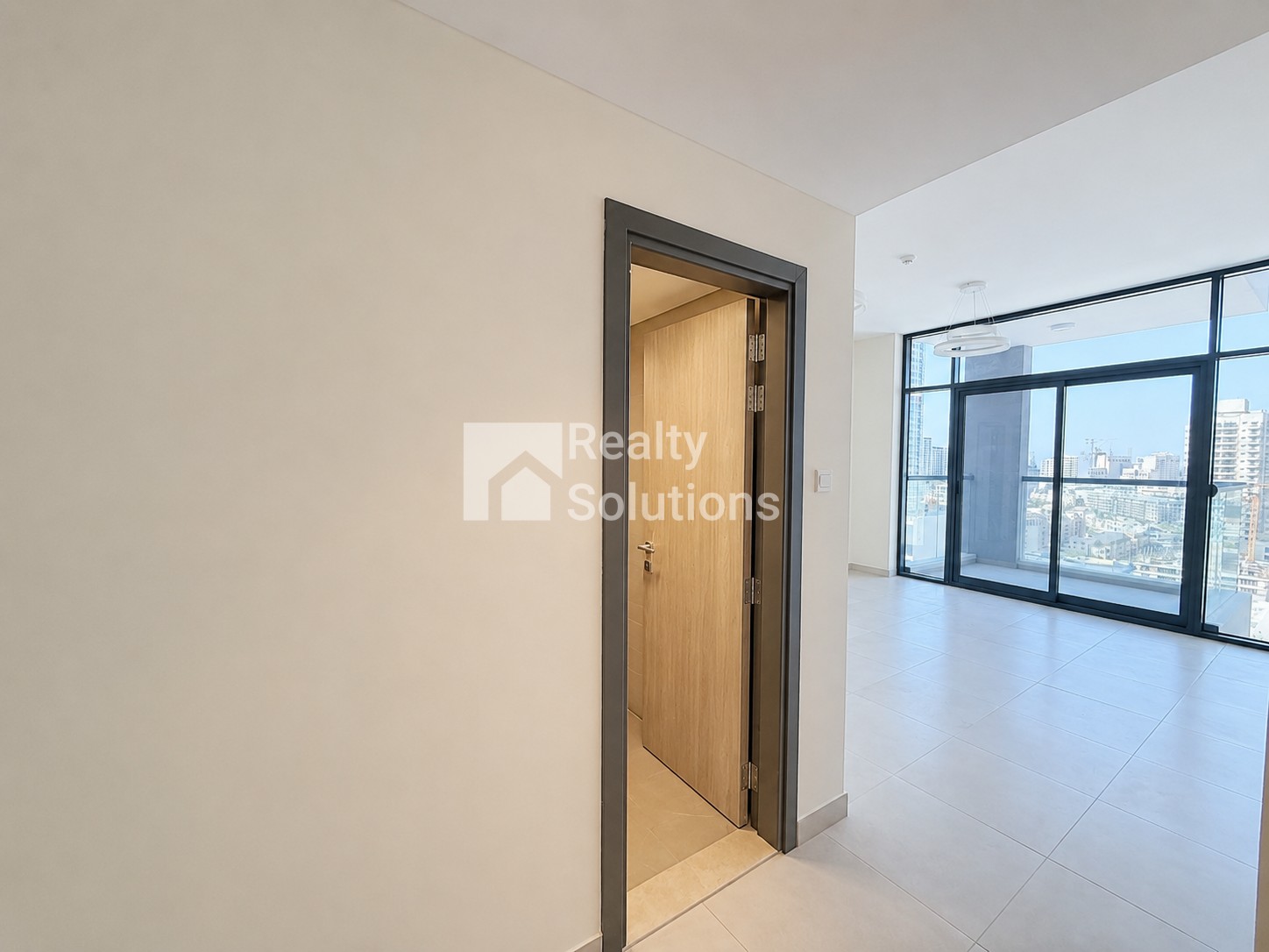 {i.property_images.first.image.alt}}