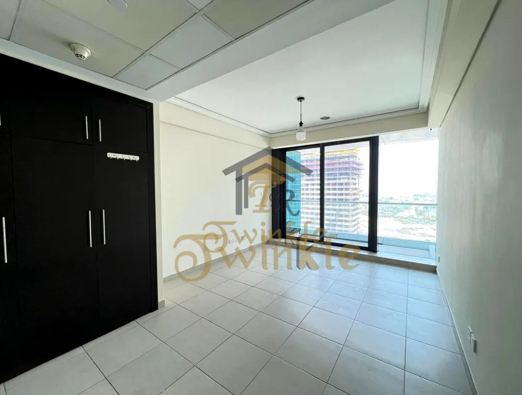 {i.property_images.first.image.alt}}