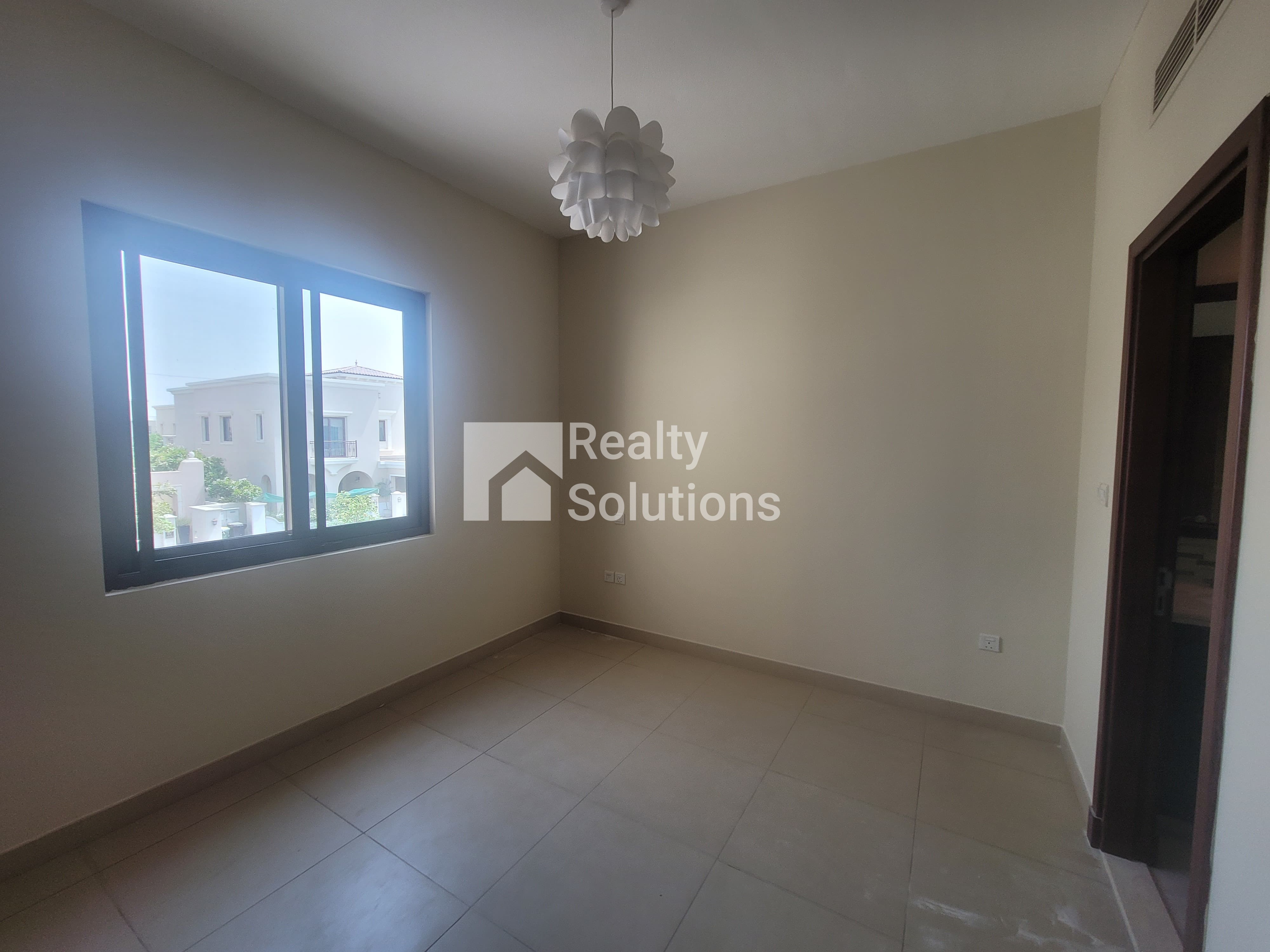 {i.property_images.first.image.alt}}