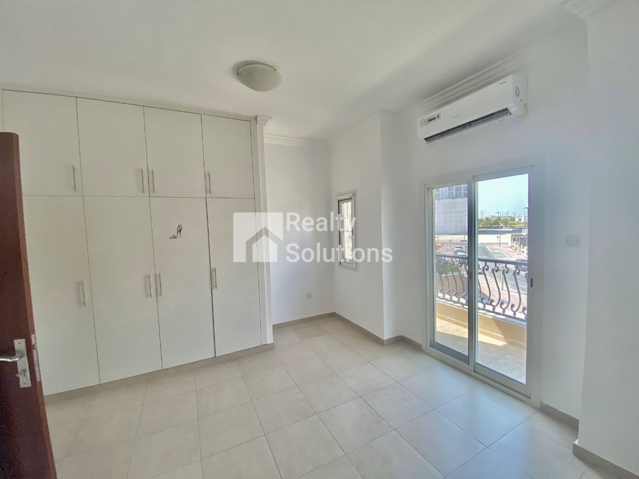 {i.property_images.first.image.alt}}