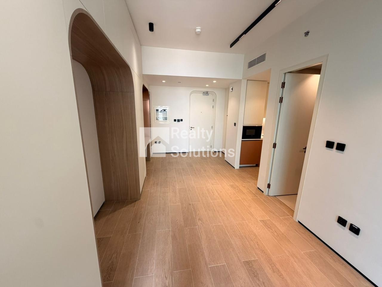 {i.property_images.first.image.alt}}