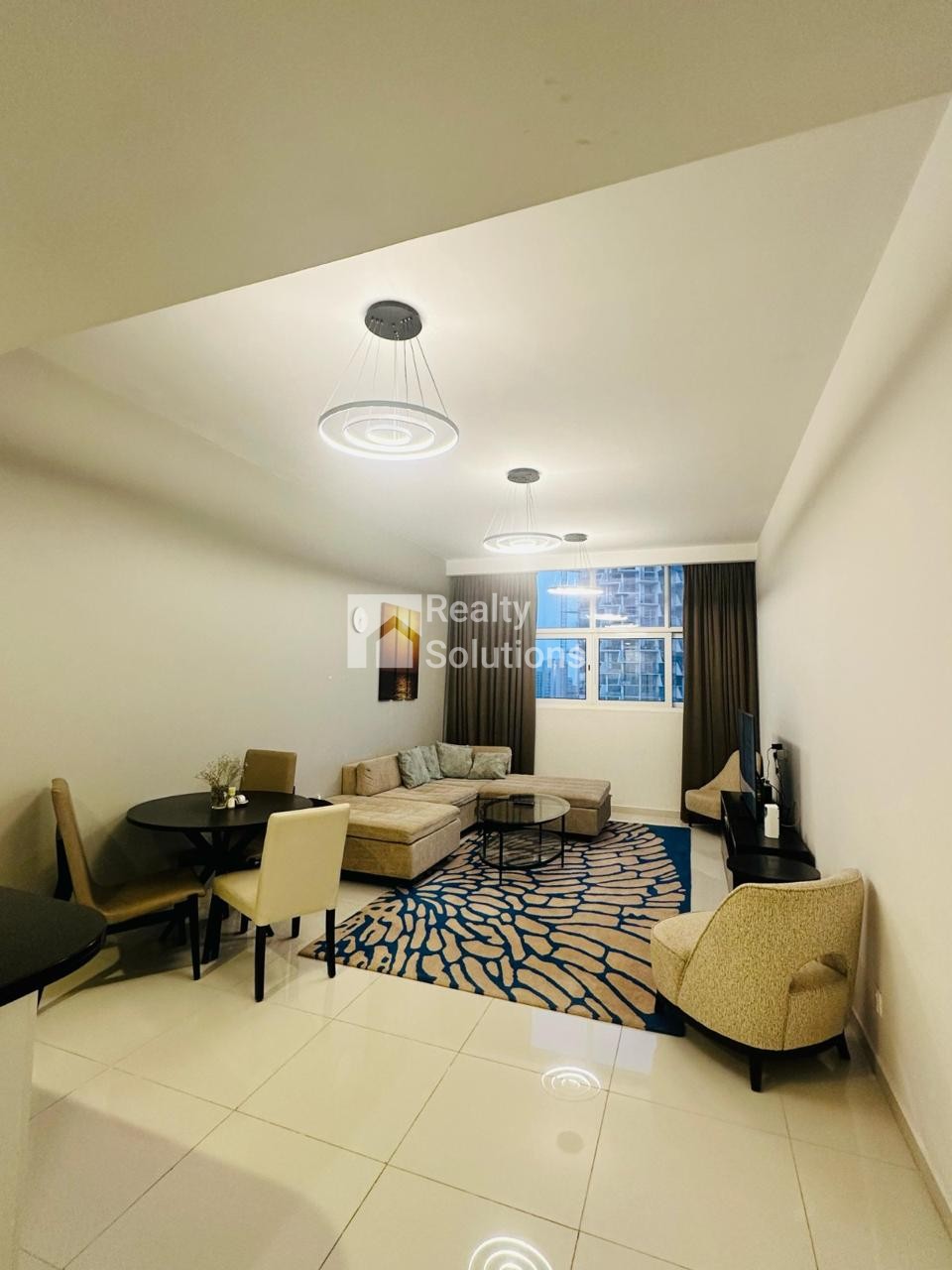 {i.property_images.first.image.alt}}