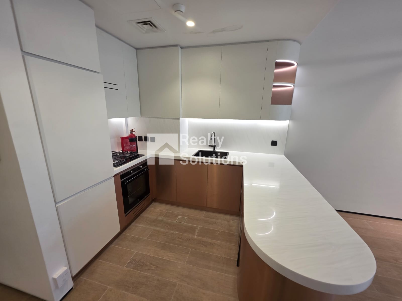 {i.property_images.first.image.alt}}