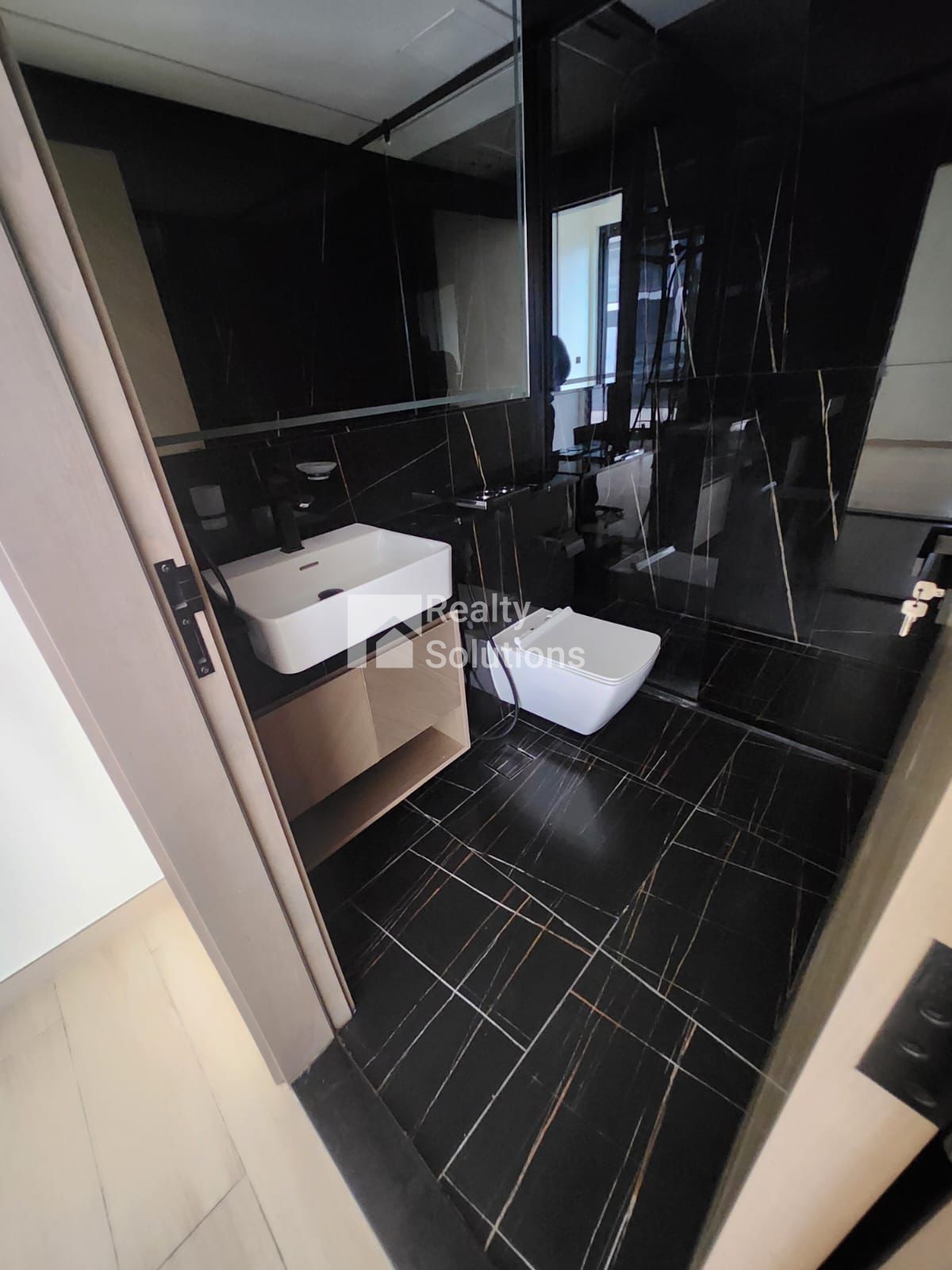 {i.property_images.first.image.alt}}