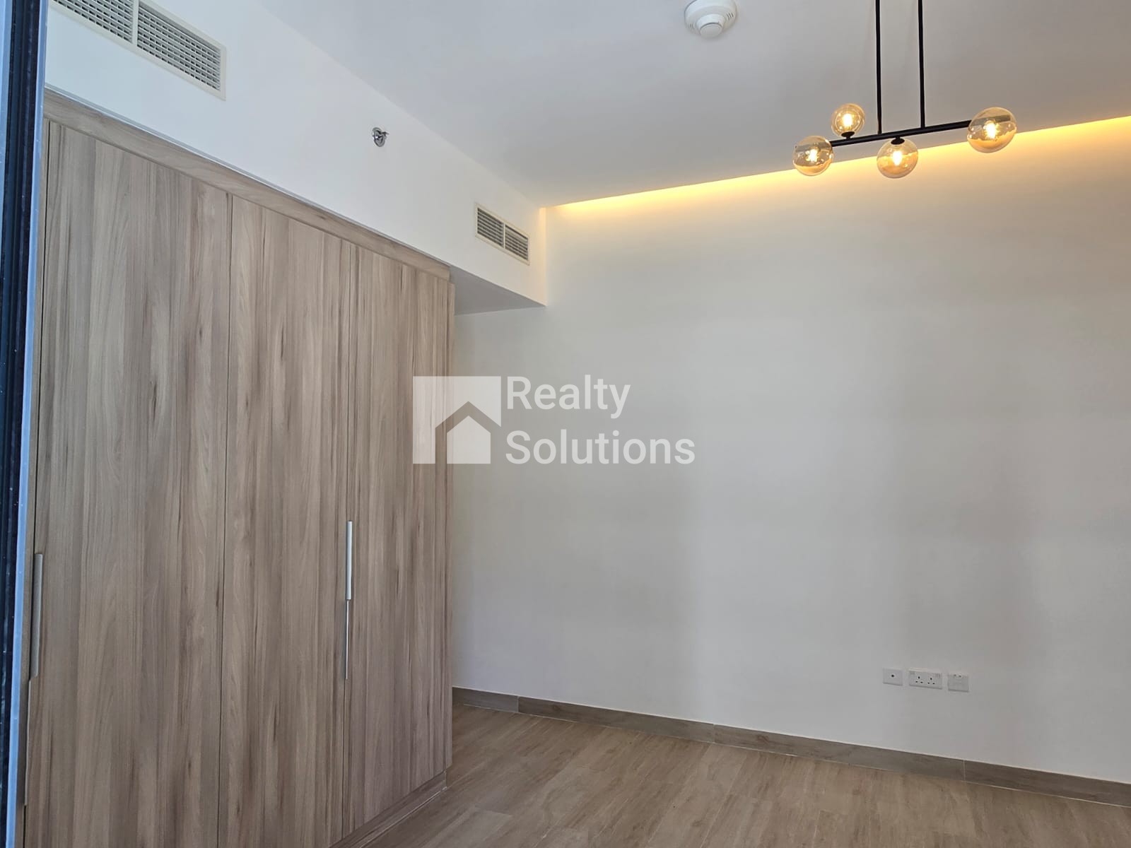 {i.property_images.first.image.alt}}