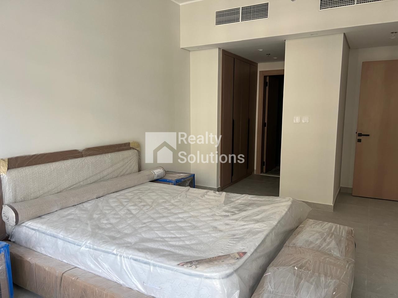 {i.property_images.first.image.alt}}