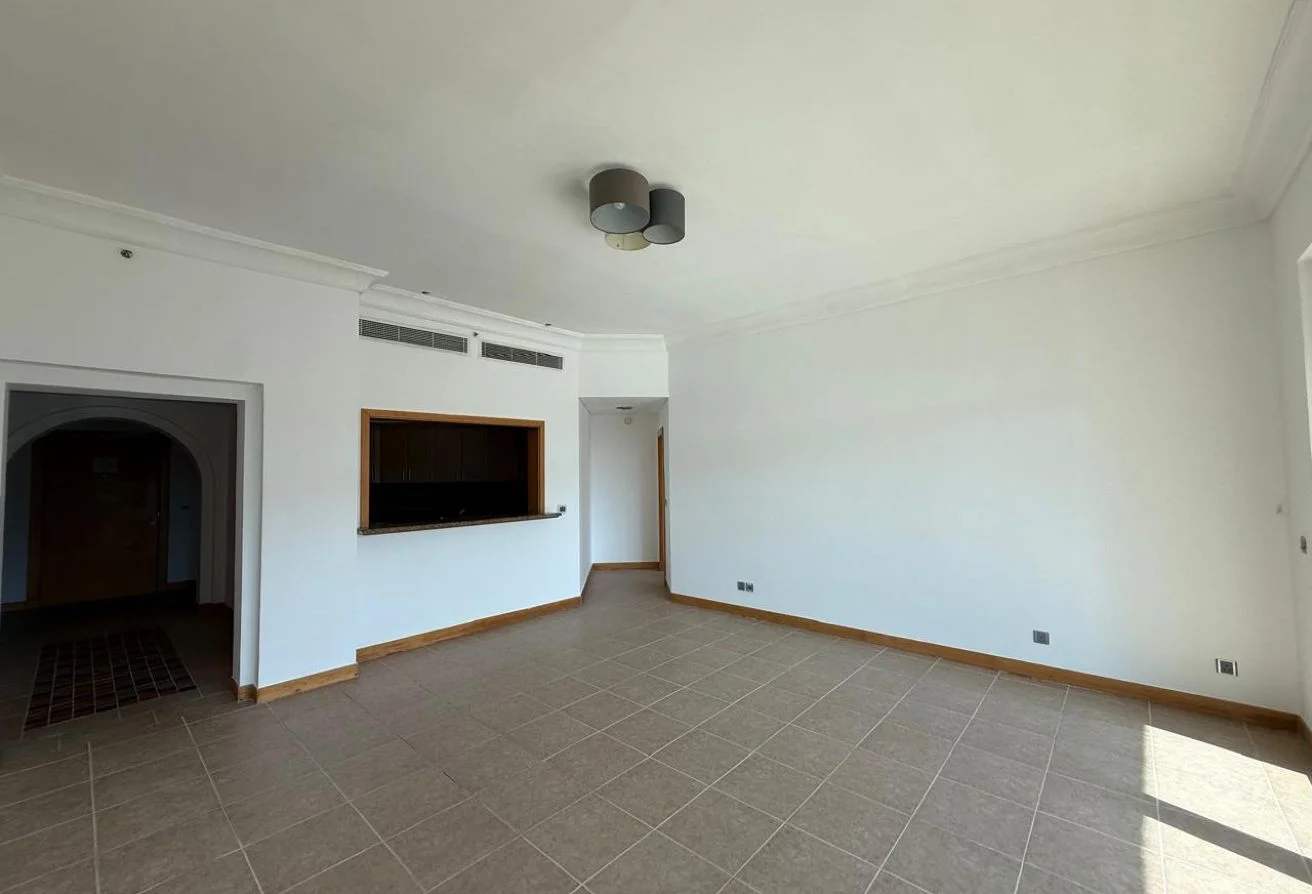 {i.property_images.first.image.alt}}
