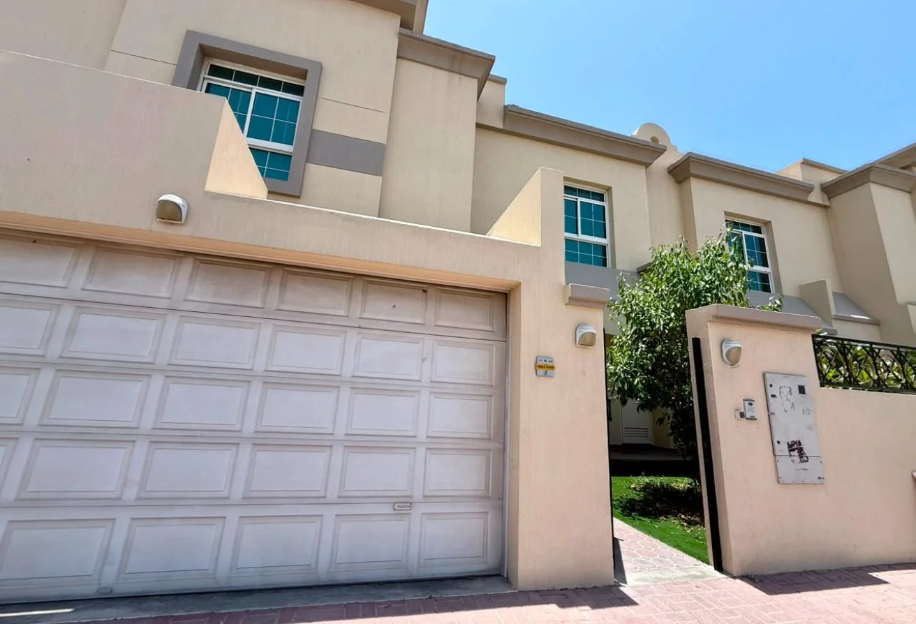 {i.property_images.first.image.alt}}