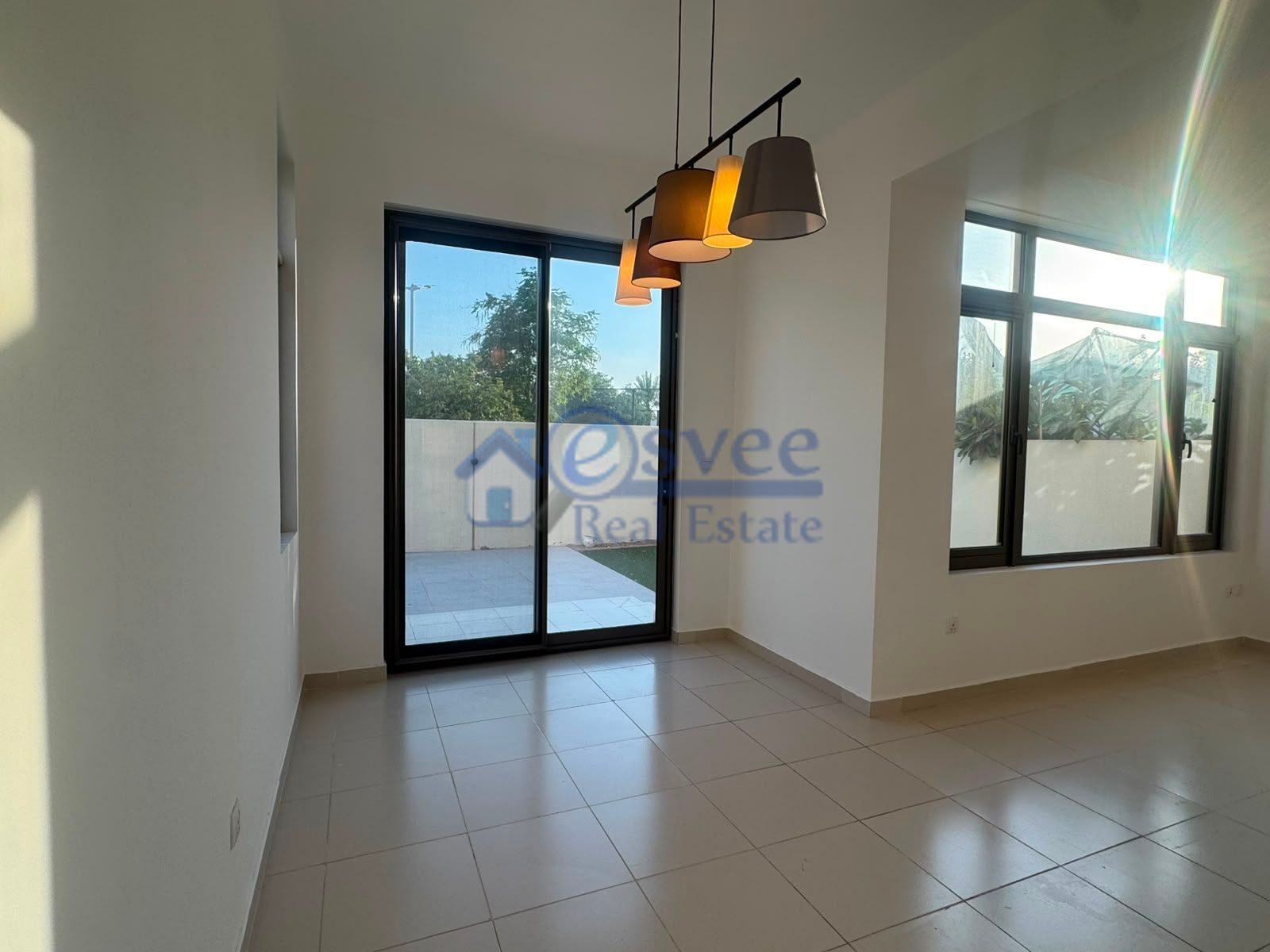 {i.property_images.first.image.alt}}